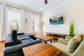 Hosteeva Chic 4 BR Condo with High-end Upgrades Pool & Perfect Location